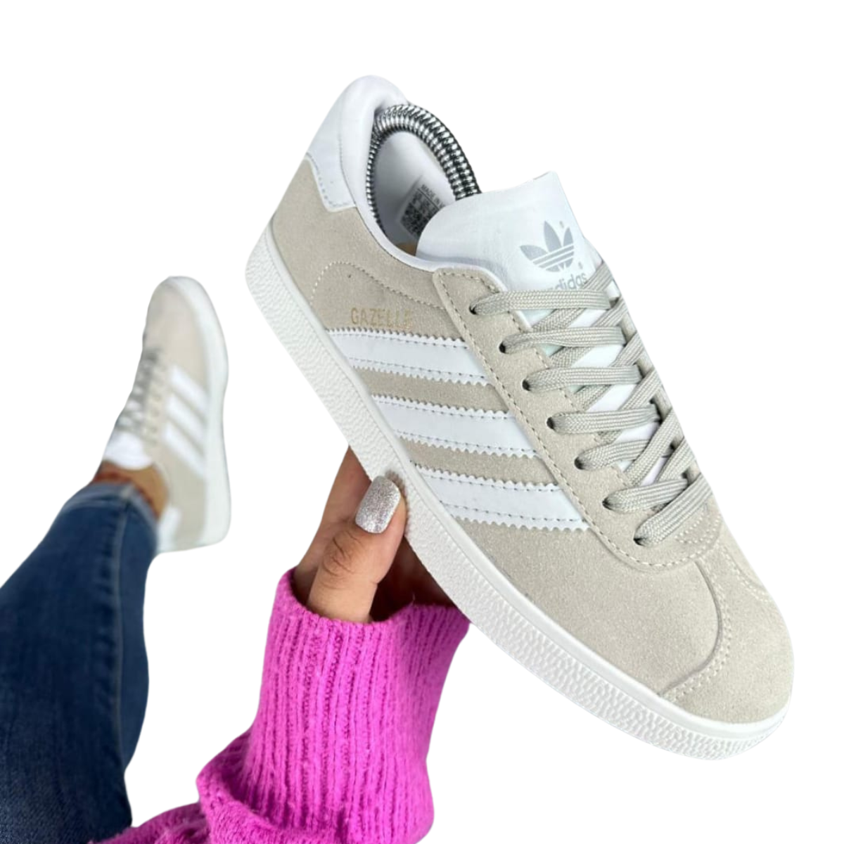 GAZELLE ADIDAS MUJER: Elegancia Clásica para tu Estilo Las GAZELLE ADIDAS MUJER son un ícono de estilo que no pasa de moda. Estas zapatillas combinan la elegancia clásica con la comodidad moderna, lo que las convierte en una opción ideal para cualquier guardarropa. En Onlineshoppingcenterg, te ofrecemos una amplia selección de Adidas Gazelle mujer para que encuentres el par perfecto que se adapte a tu estilo y personalidad.  ¿Por Qué Elegir GAZELLE ADIDAS MUJER? Las GAZELLE ADIDAS MUJER son perfectas para las mujeres que buscan un calzado versátil y de calidad. Desde las Adidas Gazelle rosas hasta las Adidas Gazelle negras mujer, hay una amplia variedad de colores y estilos que pueden complementar cualquier atuendo.  Características Destacadas Diseño Clásico y Elegante: Las GAZELLE ADIDAS MUJER destacan por su diseño minimalista y atemporal, lo que las hace perfectas para cualquier ocasión, desde una salida casual hasta un look más formal.  Comodidad Todo el Día: Gracias a su construcción de alta calidad, estas zapatillas ofrecen un confort excepcional, ideal para el uso diario.  Variedad de Colores: Disponibles en varios tonos, como las Adidas Gazelle gris mujer y las Adidas Gazelle verdes mujer, para que puedas elegir la que mejor se adapte a tu estilo.  ¿Dónde Comprar GAZELLE ADIDAS MUJER? En Onlineshoppingcenterg, puedes encontrar las GAZELLE ADIDAS MUJER en diferentes colores y tallas. Ya sea que busques las clásicas Adidas Gazelle mujer negras o prefieras un toque de color con las Adidas Gazelle mujer rosas, tenemos lo que necesitas.